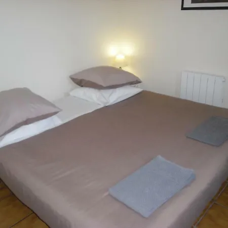 Casa de Férias La Petite Grange Climatisé Plain-pied 3 5 Personnes 2 Toilettes, Parking, Wifi, Piscine D'été Chauffée à Partager, Animaux Acceptés En Pleine Nature