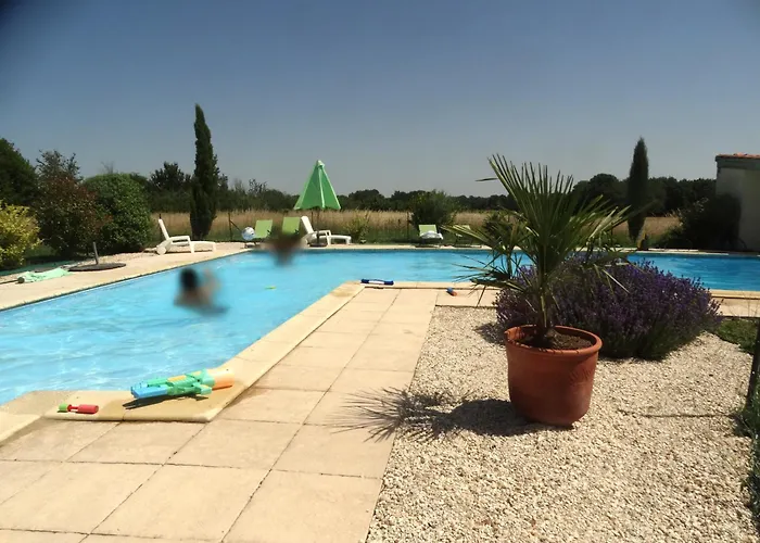 Casa de Férias La Petite Grange Climatisé Plain-pied 3 5 Personnes 2 Toilettes, Parking, Wifi, Piscine D'été Chauffée à Partager, Animaux Acceptés En Pleine Nature *