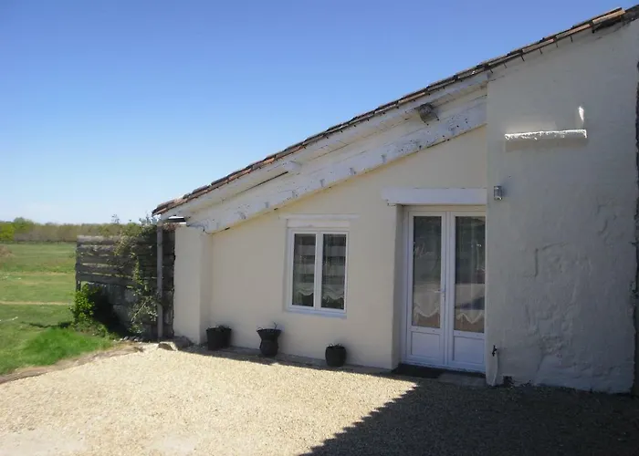 La Petite Grange Climatisé Plain-pied 3 5 Personnes 2 Toilettes, Parking, Wifi, Piscine D'été Chauffée à Partager, Animaux Acceptés En Pleine Nature